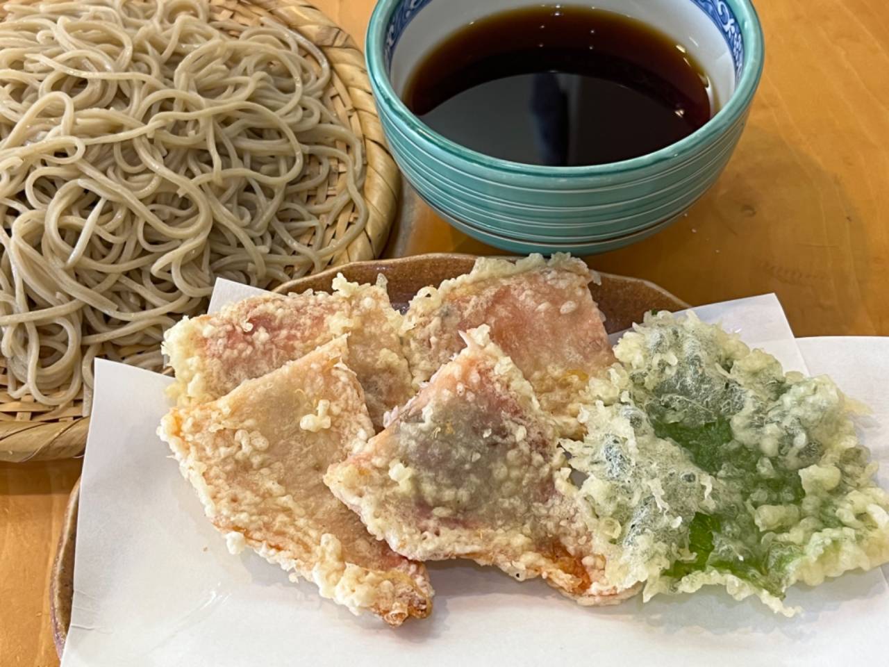 伊豆名産「金目鯛」を天ぷらで揚げた「金目鯛天ざる」を期間限定で始めます。